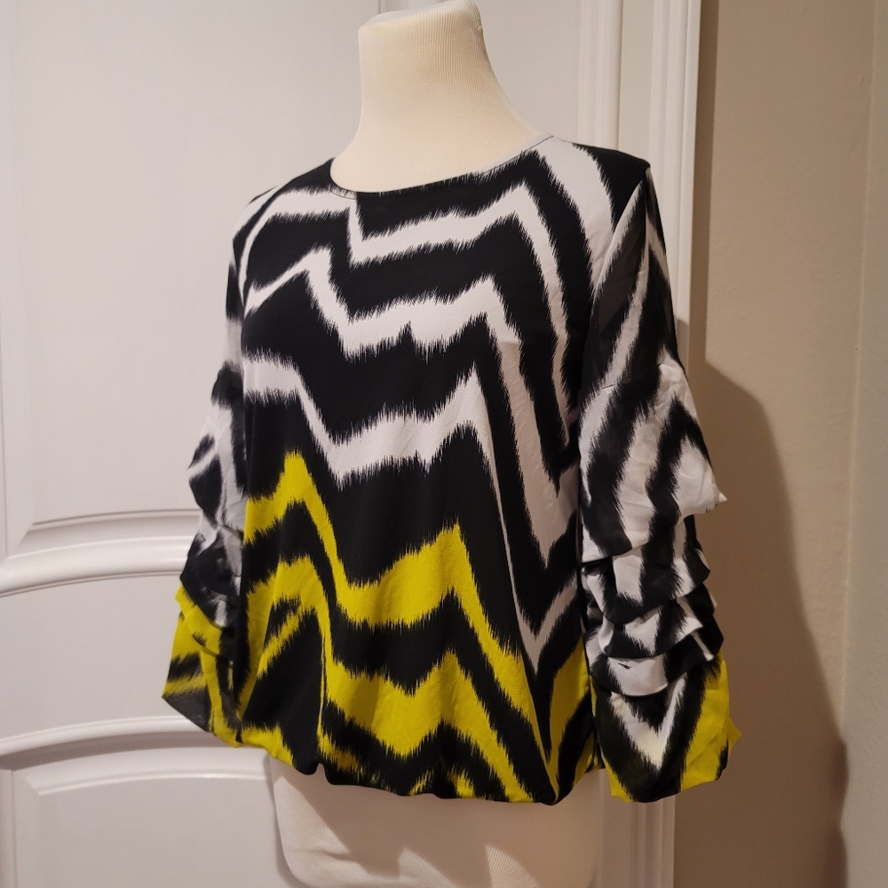 ALFANI zigzag top with layered sleeves.